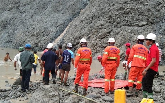 大批人力開展搜救工作。（圖源：AFP）