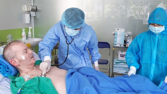 越南醫生隊伍全力以赴救治病人。