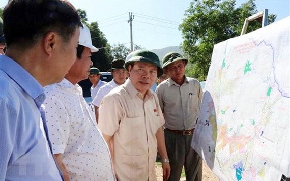 國會副主席馮國顯（中）同國會工作團前往視察寧順省各重點工程和項目施工進度。（圖源：越通社）