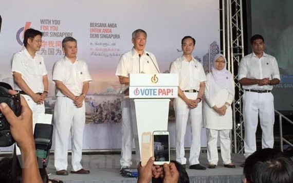 新加坡總理李顯龍(左三)在大巴窯體育場對人民行動黨的支持者表示感謝。（圖源：互聯網）