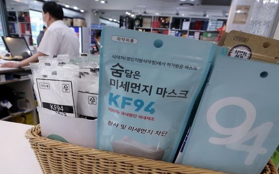7月8日，首爾一家藥房出售的KF94醫用口罩。（圖源：韓聯社）