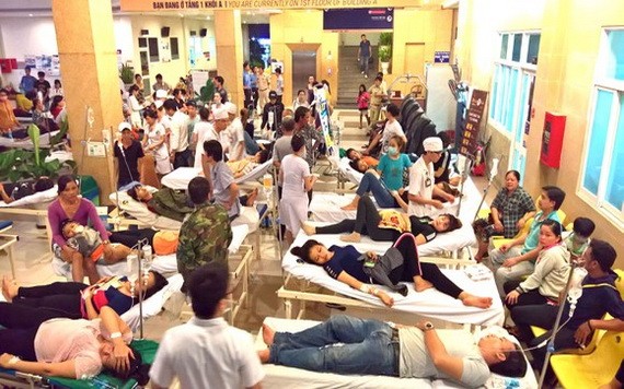 食品中毒的工人們在川亞全科醫院接受治療。
