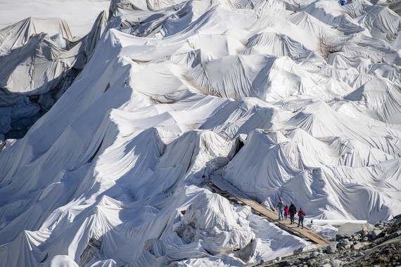 為了減緩冰川的融化速度，瑞士科學家每年夏季都會用巨大白色毛毯將其覆蓋。（圖源：互聯網）