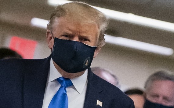 特朗普20日在推特上發佈了一張自己戴口罩的照片。（圖源：AFP）