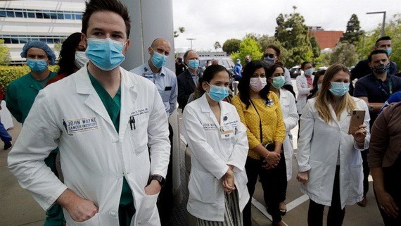 美國加州醫務工作者。（圖源：AP）