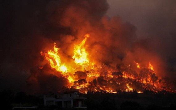 當地時間7月24日，希臘伯羅奔尼薩斯半島科林西亞地區的克希亞斯山火仍在燃燒。（圖源：路透社）