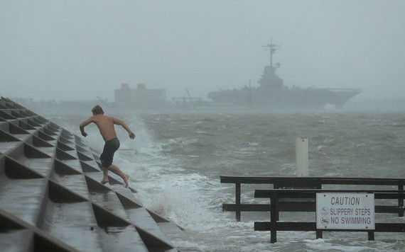 當地時間7月25日，颶風“漢娜”來襲，美國得州科珀斯克里斯蒂市港口掀起風浪。（圖源：AP）