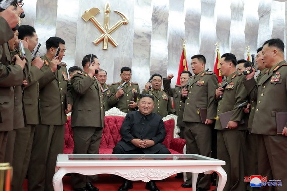 朝鮮最高領導人金正恩贈軍幹部手槍紀念停戰協定簽訂67周年。（圖源：朝中社）