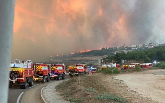 數十輛消防車隊被調動趕赴火警現場展開滅火行動。（圖源：推特）