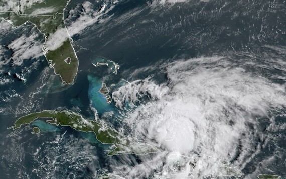 美國國家海洋和大氣管理局（NOAA）提供的GOES-16號衛星美東時間2020年7月31日早晨8點40分拍下的圖像顯示“伊薩亞斯”颶風在加勒比海移動。（圖源：AP）
