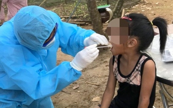 防疫工作人員向一名女童進行咽喉拭子取樣測試。（圖源：進一）