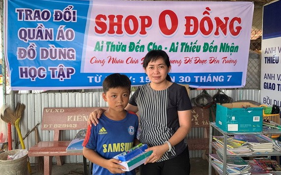 黎氏櫻桃老師的零元店向貧困學生贈送書簿、學習文具。