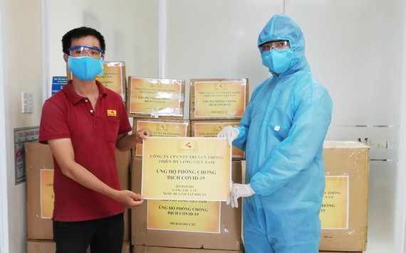 Chicilon Media 代表人向峴港腫瘤醫院捐贈防護用品。