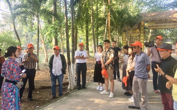 本市遊客於7月初參加隆安省芹玉縣宗盛祖廟的旅程。