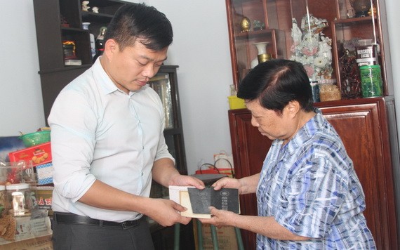 芳泉鹿嘜汽水廠後人陶妙萍（右）向陳列室捐贈其先父母與她的“華僑登記證”。