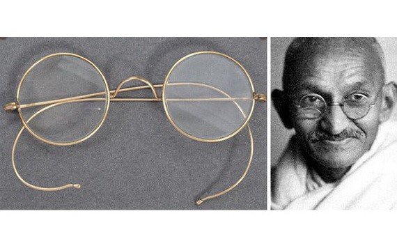 印度獨立運動領袖聖雄甘地生前所佩戴過的一副鍍金眼鏡，以26萬英鎊的價格落槌。（圖源：互聯網）