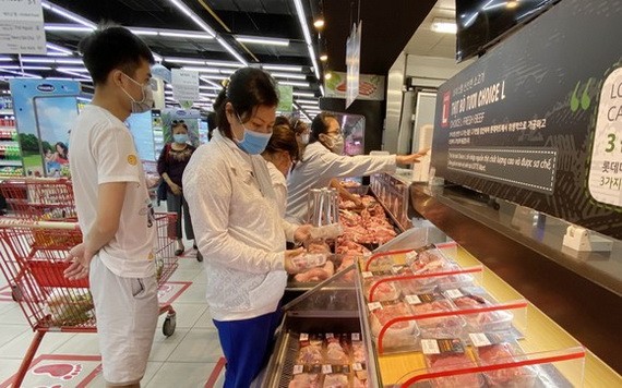 消費者在第七郡Lotte超市購買必需食品。