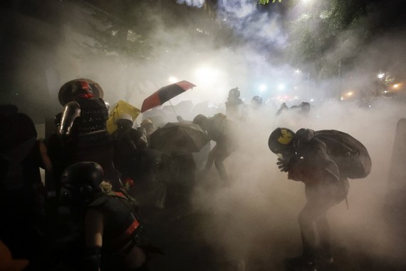 美國波特蘭示威者企圖遊行至警察局，爆發衝突。（圖源：路透社）