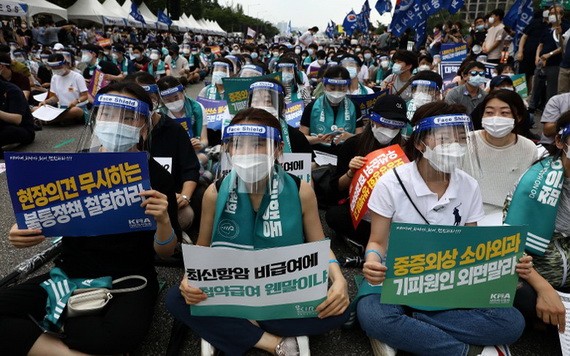 韓醫護人員集會反對政府改革。（圖源：Getty Images）