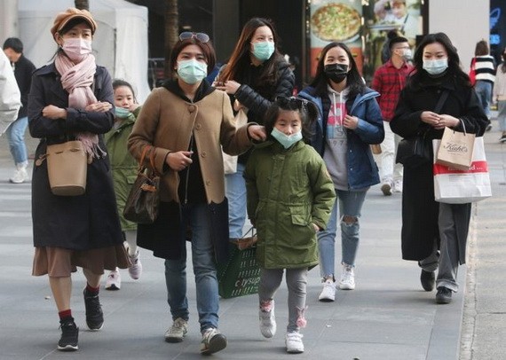 疫情期間，台灣實施實名制買口罩。（圖源：AP）
