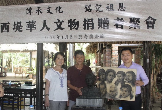 華人畫家李克柔伉儷向陳列室捐贈珍貴銅像。