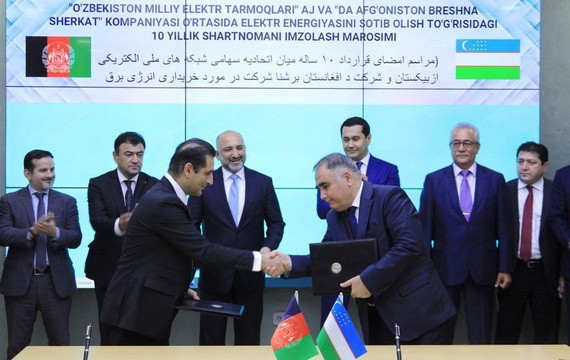 烏茲別克斯坦投資與外貿部部長烏穆爾扎科夫當地時間29日與到訪的阿富汗外交部部長阿特馬爾舉行會談。（圖源：推特）