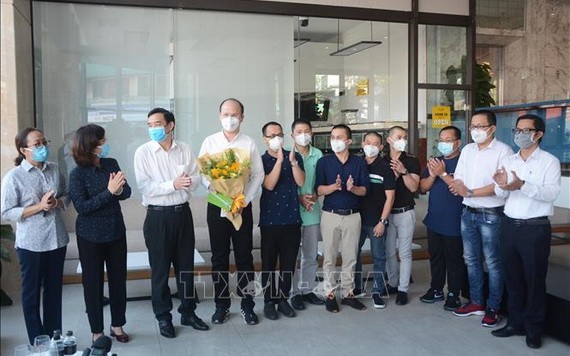 峴港市領導在歡送時刻向本市協助抗疫醫生團贈送鮮花表示謝意。（圖源：越通社）