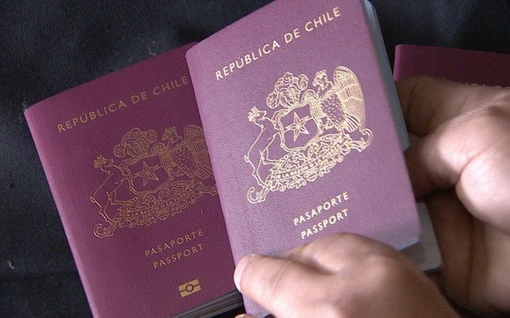智利國際機場啟用電子護照。圖為智利護照。（圖源：Shutterstock）