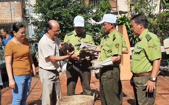 洪世真副理事長將龜移交古芝野生動物保護中心人員。