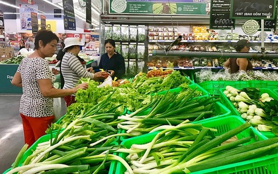 消費者正選購越南農產品。