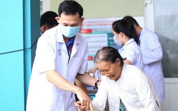 醫生們向廣南省昇平縣民眾贈醫施藥。