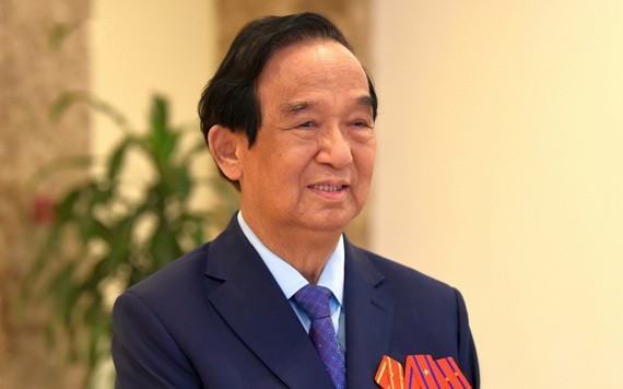 越南祖國陣線中央委員會主席團委員阮麟勇教授在會議上發言。
