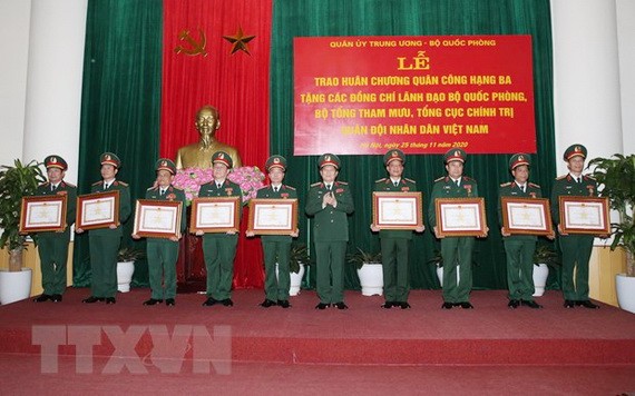 國防部長吳春歷大將（中）向越南人民軍國防部、總參謀部、總政治部領導授予三等軍功勳章。（圖源：越通社）