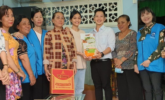 市慈善婦女會與溫陵會館代表送禮物給貧困優秀生阮黃燕兒。
