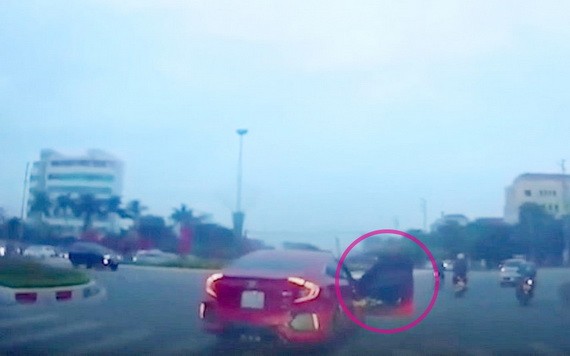 於10月26日在河內市，當汽車在街上行駛時，車上人強力推開車門。