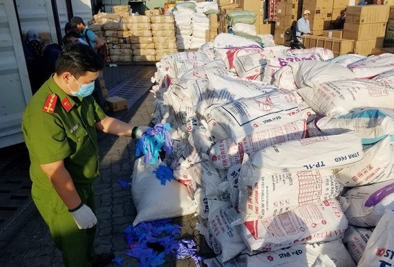 職能力量在西貢港口當場查獲大量二手醫用手套。（圖源：功源）