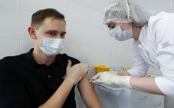 俄羅斯莫斯科，一名男子接種新冠疫苗。（圖源：Getty Images）