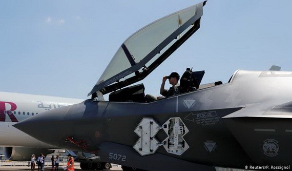一名美國士兵坐在洛克希德馬丁公司生產的F-35 "閃電II "戰鬥機的駕駛艙內。（圖源：路透社）