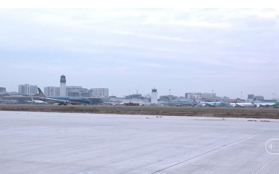 新山一機場的25R/07L跑道修築項目進入了尾段，預計將於本月31日開通。（圖源：TTO視頻截圖）