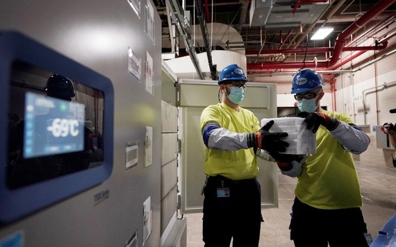 工作人員裝有輝瑞疫苗的箱子從航空運輸集裝箱中卸下。（圖源：Getty Images）