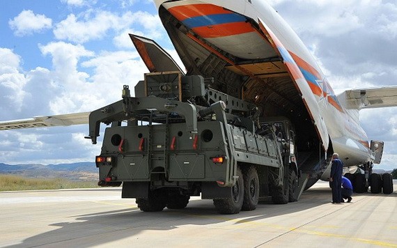 2019年7月12日，俄罗斯出售给土耳其的首批S-400组件抵达安卡拉穆尔泰德空军基地。（圖源：Getty Images）