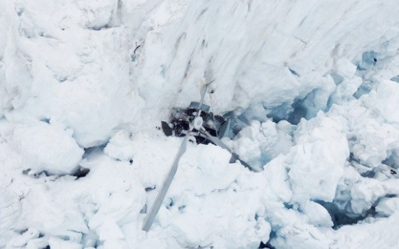 直升機墜毀在冰川縫隙中。（圖源：路透社）