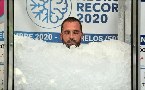 法國「冰人」萬丹多普為替癌童募款，浸泡在冰塊中長達2小時35分又43秒。（圖源：互聯網）