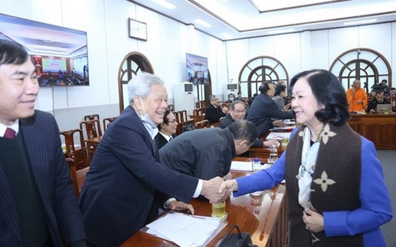 中央民運部長張氏梅同與會代表親切握手，互致問候。（圖源：鴻創）