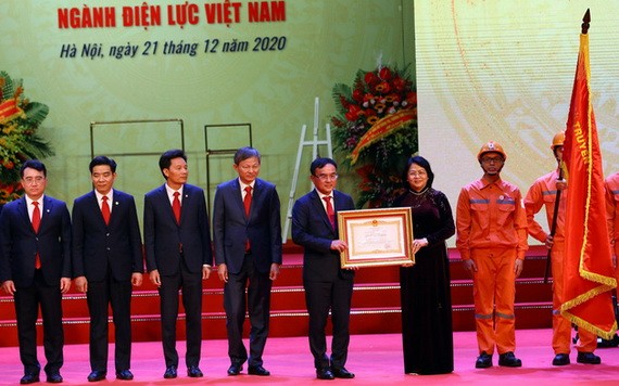 國家副主席鄧氏玉盛（右三）向越南電力部門頒授旗幟和革新時期勞動英雄稱號。（圖源：VTV）