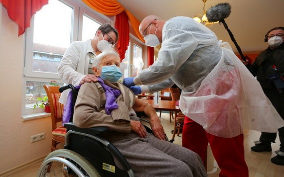 德國101歲婆婆率先接種。（圖源：AFP）