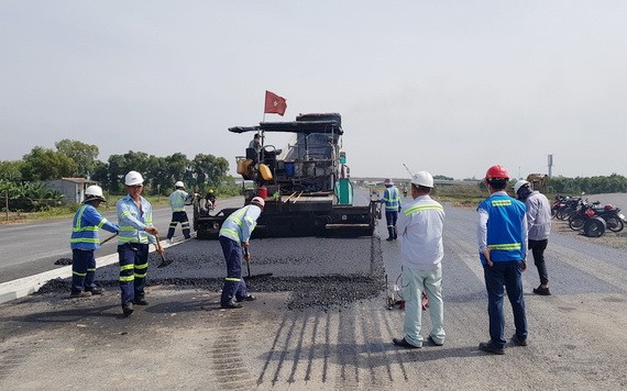 工人們在途徑前江省州城縣申九義鄉的路段進行舖築瀝青混凝土。（圖源：TTO）
