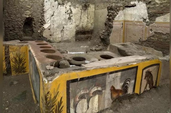 考古團隊在義大利龐貝發現一處保存異常完整、有鮮艷壁畫裝飾的熟食攤。（圖源：路透社）