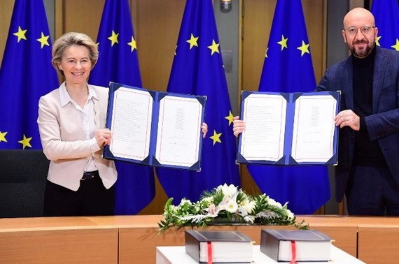 歐盟委員會主席萊恩（左）及歐洲理事會主席米歇爾簽署協議。（圖源：互聯網）