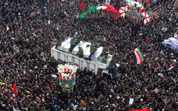 2020年1月6日，伊朗首都德黑蘭，成千上萬的民眾走上街頭送別高級將領蘇萊曼尼。（圖源：路透社）